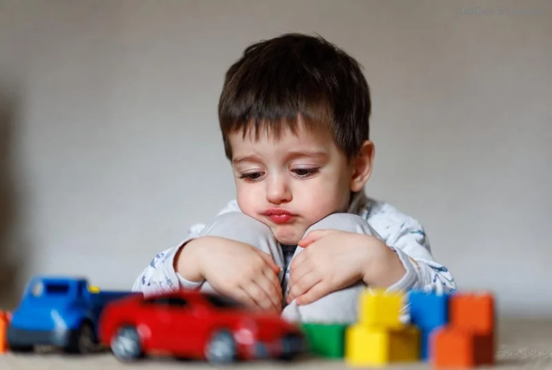 Infographic showing early signs of autism in toddlers
