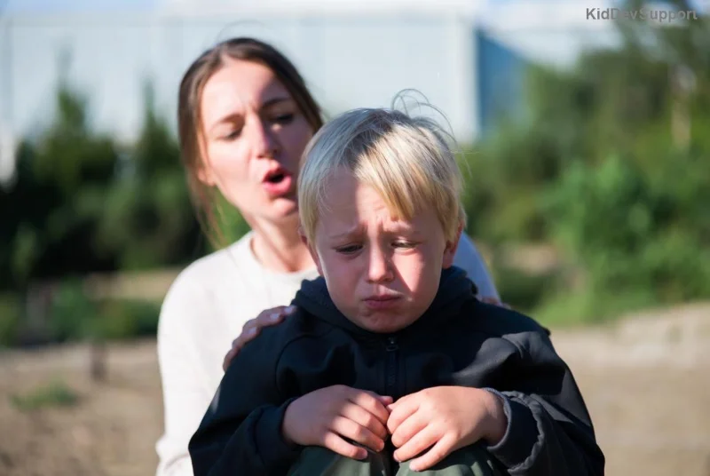 Enfant autiste en apprentissage avec soutien parental