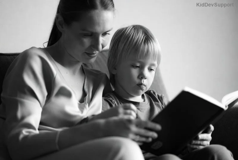 Padres leyendo a niño para estimular habla