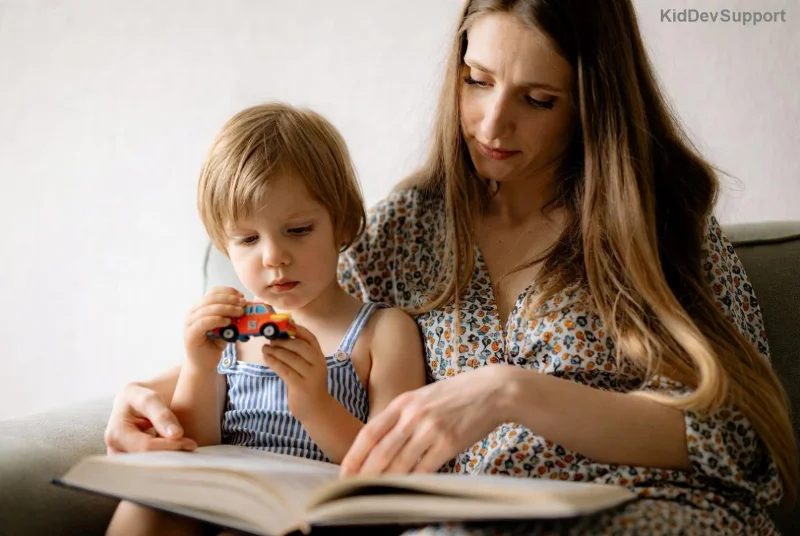 Genitori che giocano con toddler per stimolare linguaggio
