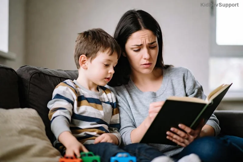 Bambino bilingue che gioca e impara a parlare
