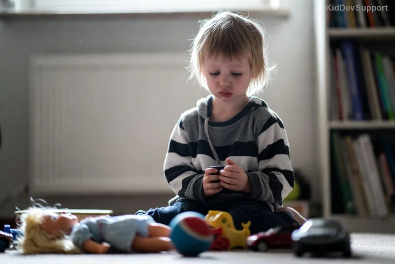 Enfant jouant avec des mots pour stimuler le langage