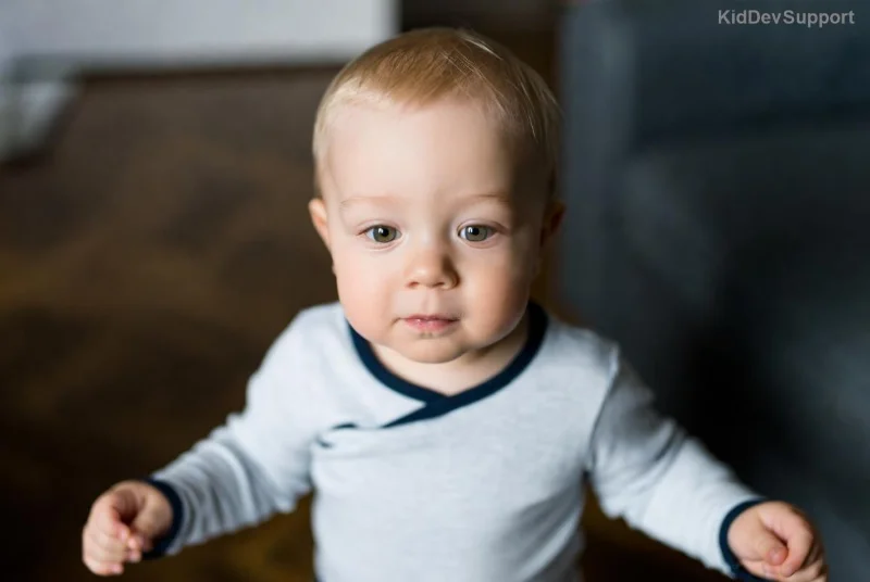 Bambino bilingue che gioca con parole