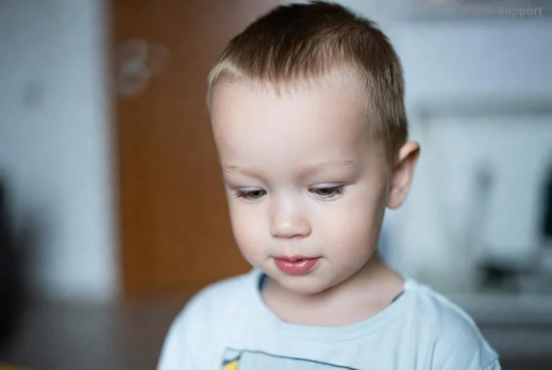 Toddler de 24 meses comunicando-se